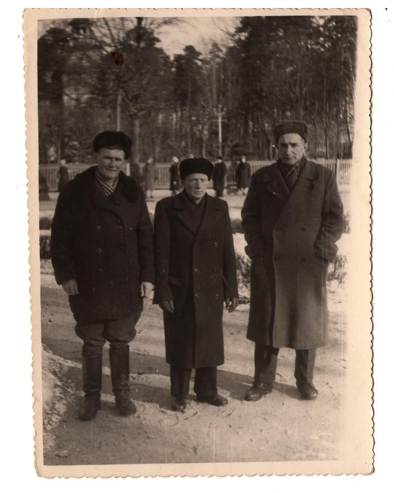 Степан Иванович Жилко (в центре)
